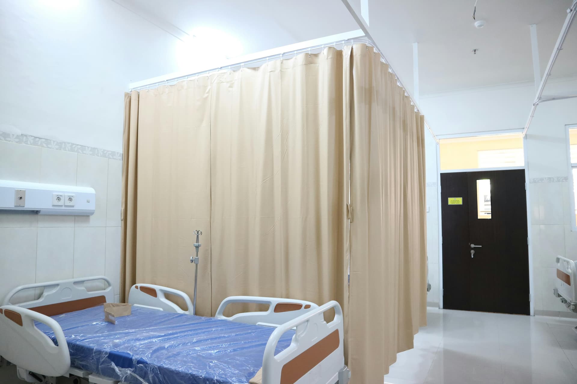 Collage of 2025 beauty and skincare trends